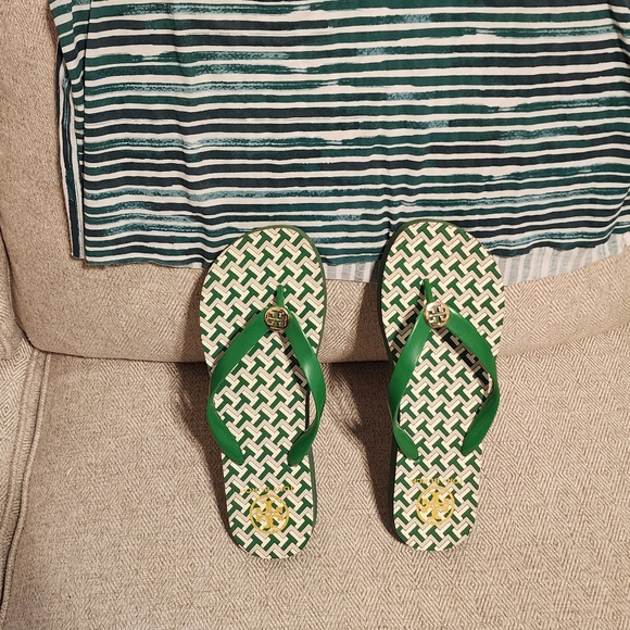 Tory Burch GOLD MONOGRAM FLIP FLOPS SIZE 9 Rubber Thong Sandals Green / White - Picture 5 of 5